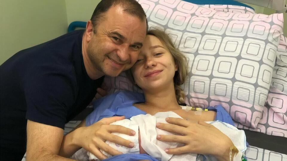 Виктор Павлик в роддоме с женой Екатериной и новорожденным сыном Михаилом