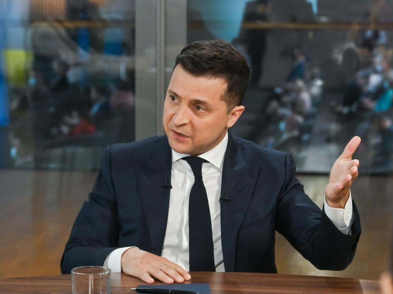 Зеленський закликав олігархів не витрачати грошей на політику