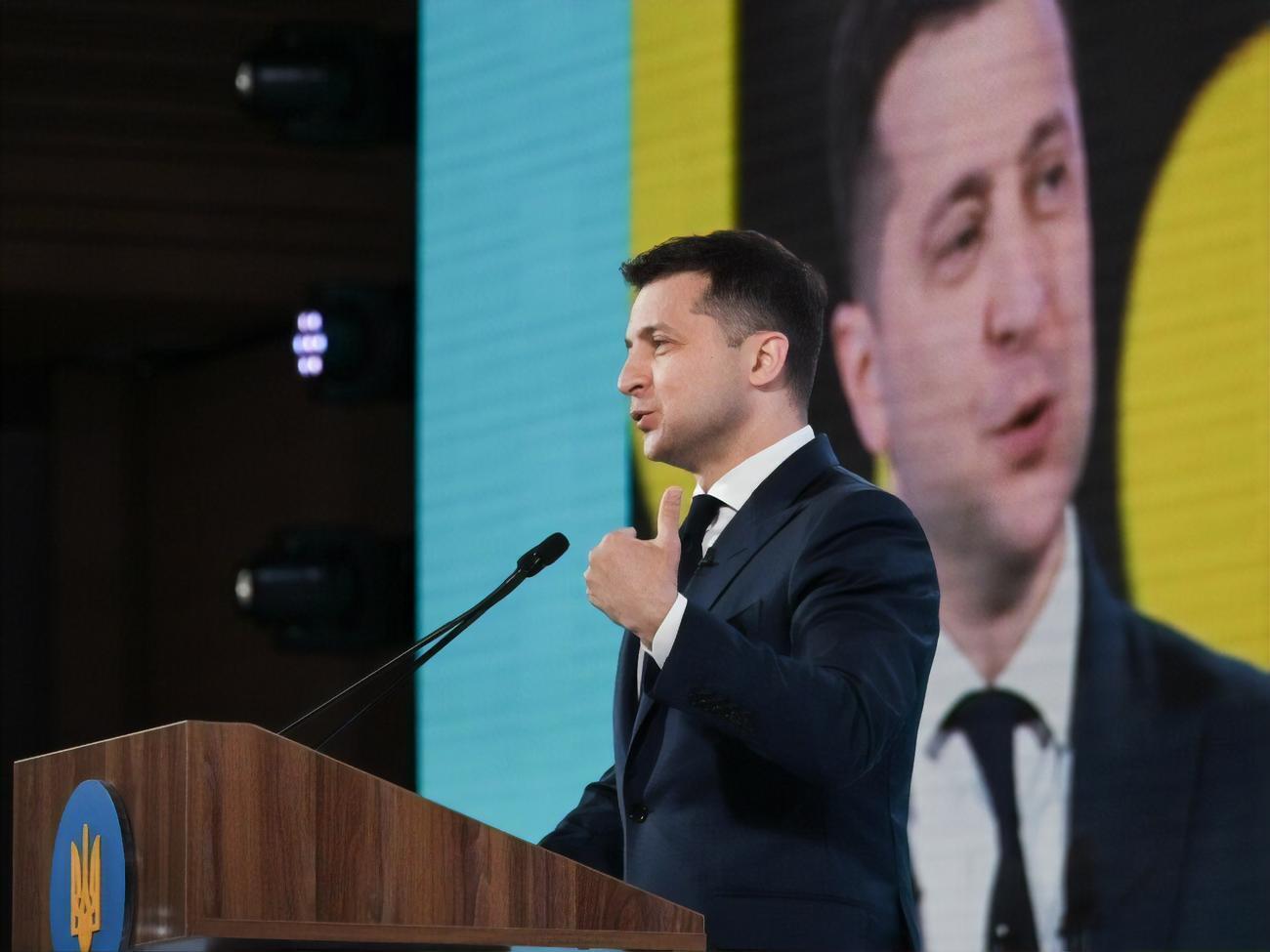 Зеленский считает, что олигархам следует отдать "роли в массовке, а не главные роли"