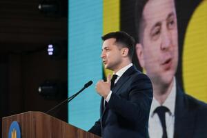 Зеленский считает, что олигархам следует отдать "роли в массовке, а не главные роли"