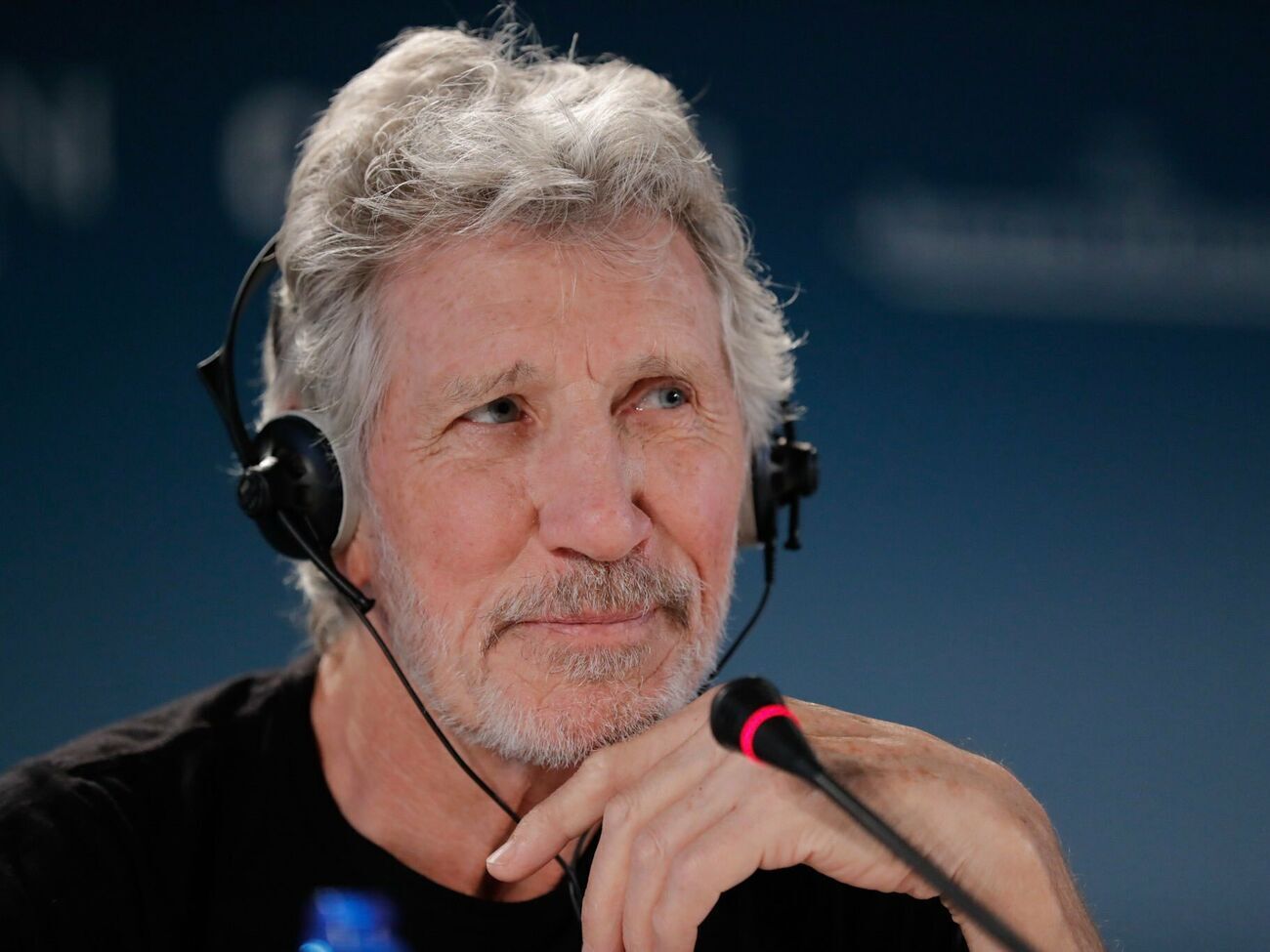 В 2018 году Уотерс был внесен в "Чистилище" на сайте волонтерского проекта "Миротворец" за то, что в&nbsp;интервью российским "Известиям" он заявил, что&nbsp;Россия имеет все права на Севастополь