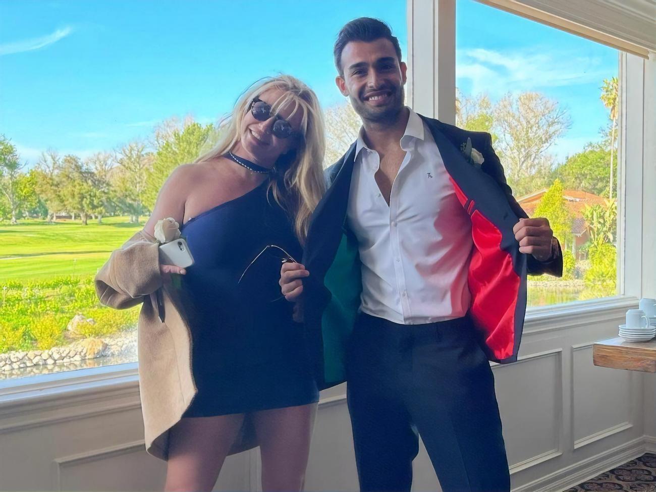 Спірс і Ашгарі разом із 2016 року