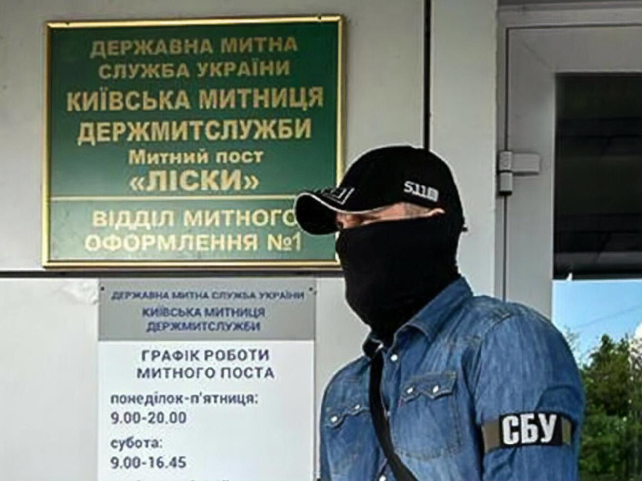 Учасники групи отримували гроші майже з усіх груп товарів, які проходили через них