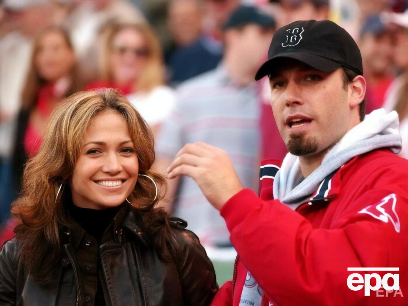 Лопес і Аффлек мали побратися 2003-го, але за день до офіційної церемонії стало відомо, що актори розлучилися. За 18 років з'явилися чутки про їхнє романтичне возз'єднання