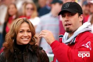 Лопес і Аффлек мали побратися 2003-го, але за день до офіційної церемонії стало відомо, що актори розлучилися. За 18 років з'явилися чутки про їхнє романтичне возз'єднання