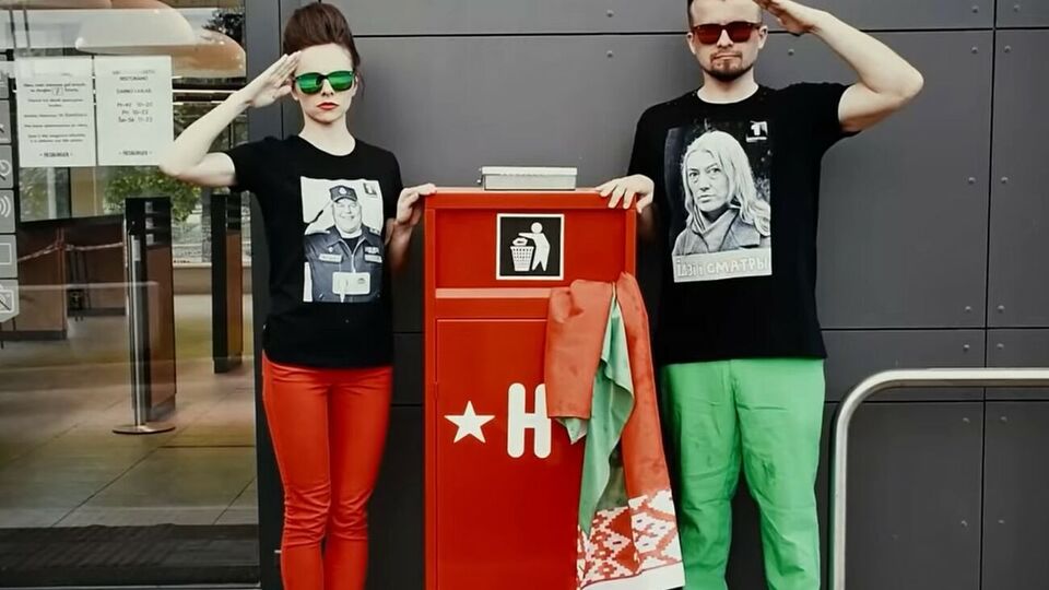 У ролику з Левчук є момент із прапором у смітнику