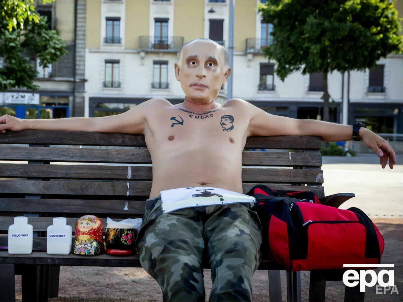 "Путин" с наколкой Сталина пришел на митинг в поддержку Навального в Женеве. Фоторепортаж