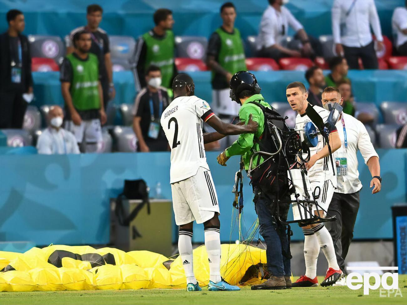 Парашутист пролетів уздовж однієї з трибун і приземлився на поле