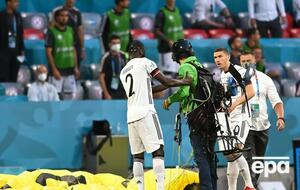 Парашутист пролетів уздовж однієї з трибун і приземлився на поле