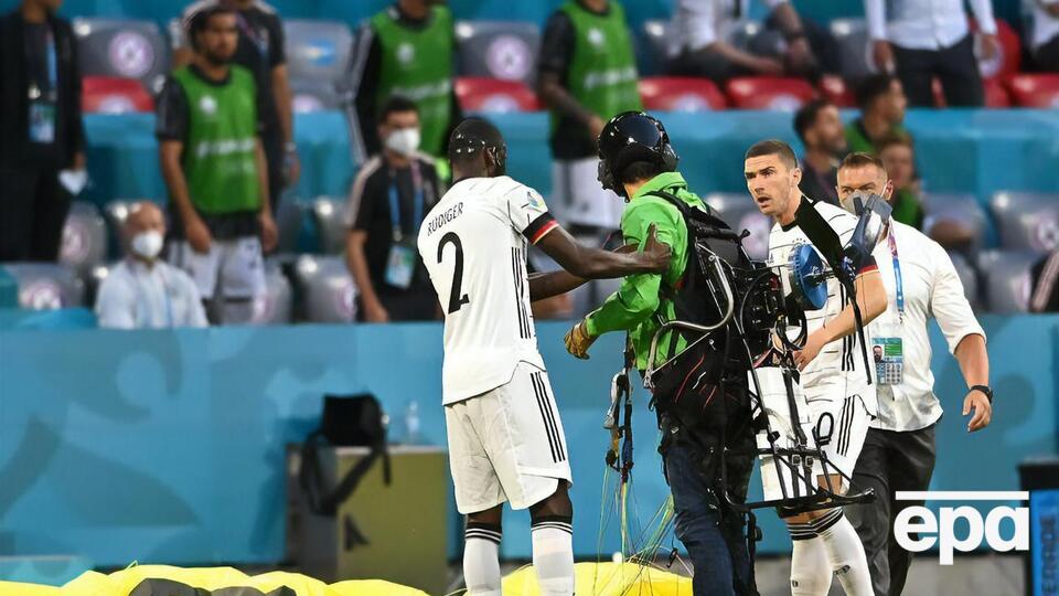 Парашутист пролетів уздовж однієї з трибун і приземлився на поле