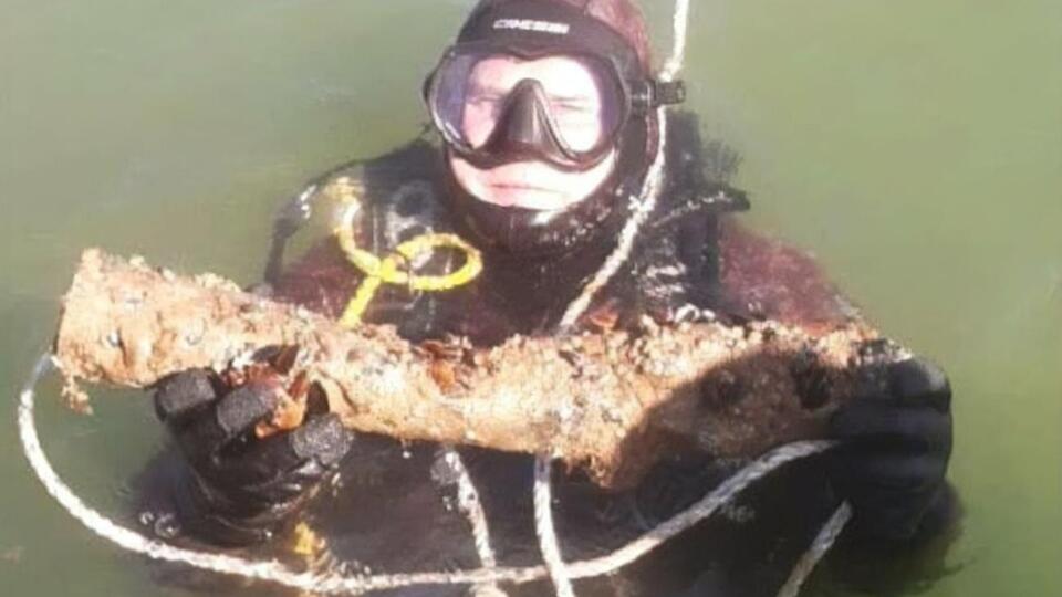 Саперы-водолазы достают затонувшие снаряды