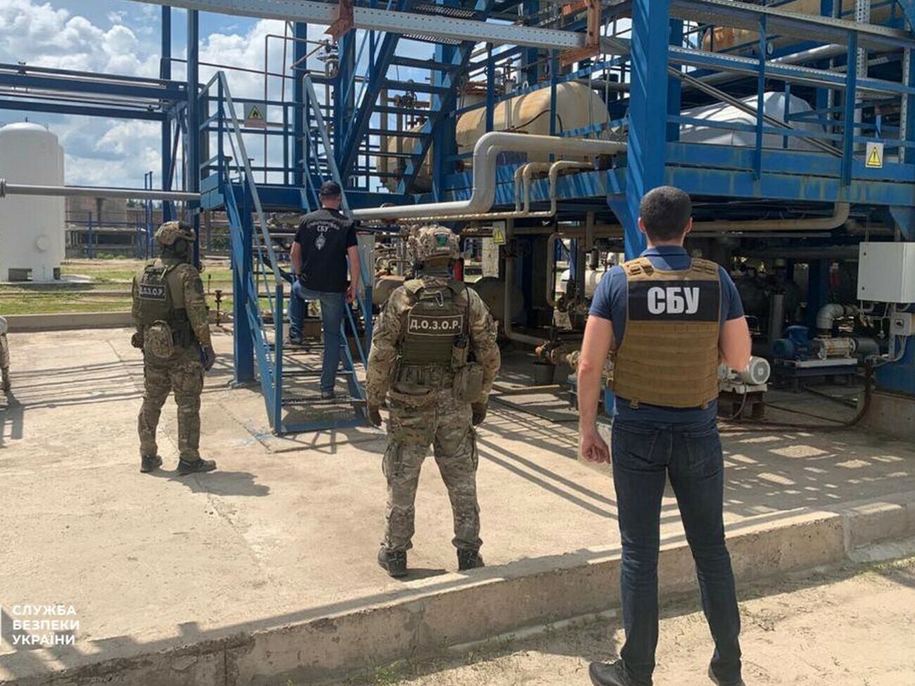 Правоохранители провели обыски по местам хранения и реализации контрафактной продукции