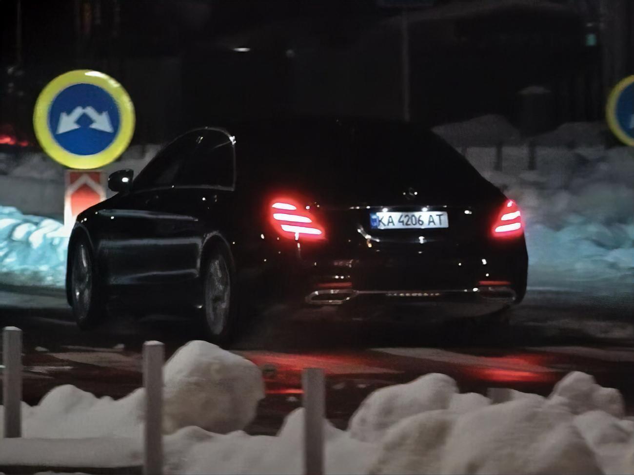 Этим Mercedes с номерами прикрытия, по данным расследователей, пользуется Ермак