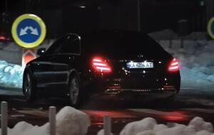 Цим Mercedes із номерами прикриття, за даними розслідувачів, користується Єрмак