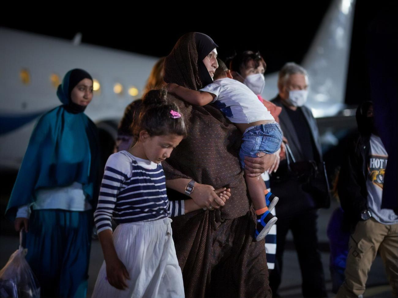 Из Сирии вернулась украинка и ее семеро детей