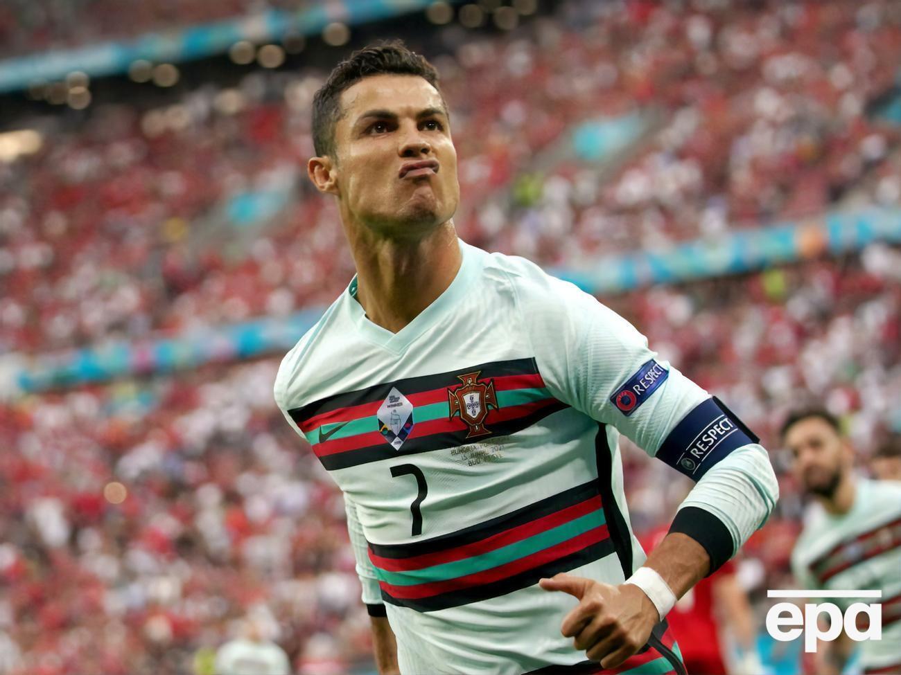 Роналду демонстративно отодвинул от себя две бутылки Coca-Cola