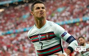 Роналду демонстративно отодвинул от себя две бутылки Coca-Cola