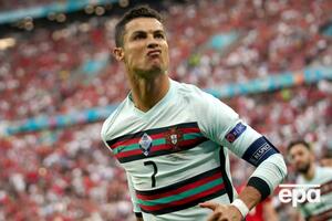 Роналду демонстративно отодвинул от себя две бутылки Coca-Cola