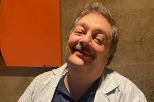 Містере Байден, у вас зв'язані руки. Розмовляючи з Росією мовою сили, ви нічого не досягнете. Спробуйте лизати Росію мовою любові