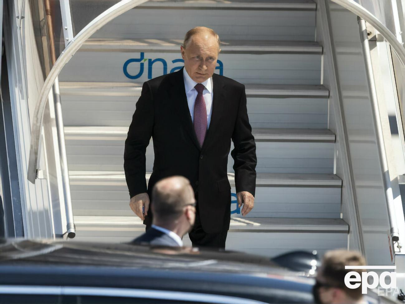 Путіну до літака подали закритий трап