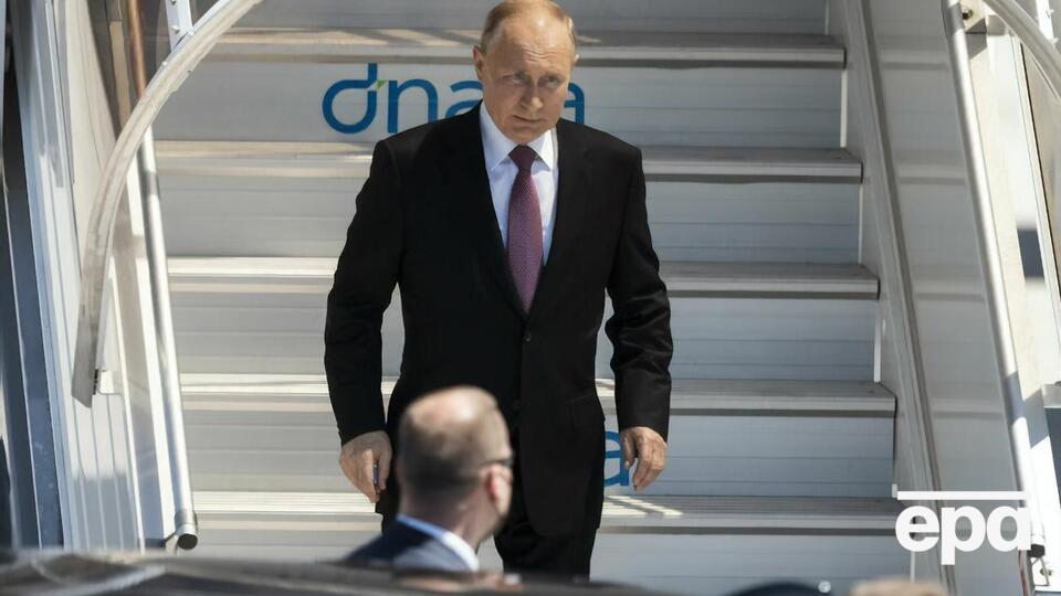 Путіну до літака подали закритий трап