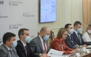 Согласно постановлению Кабмина проверять покупателей земли будут нотариусы