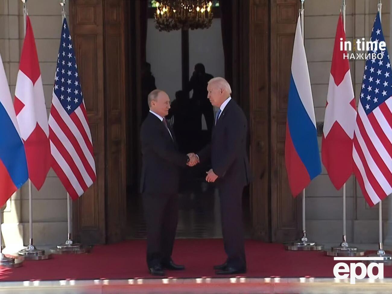 Путин и Байден пожали друг другу руки при встрече