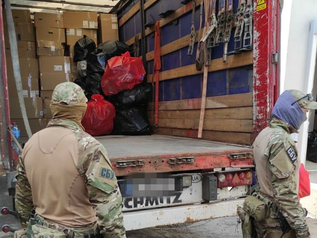 За даними СБУ, зловмисники вивантажували нові речі, а натомість заповнювали фури "непотребом"