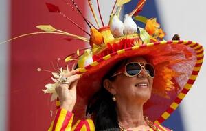 Дресс-код мероприятия обязывает женщин, посетивших скачки, заранее позаботиться о наряде, обязательной частью которого является шляпа