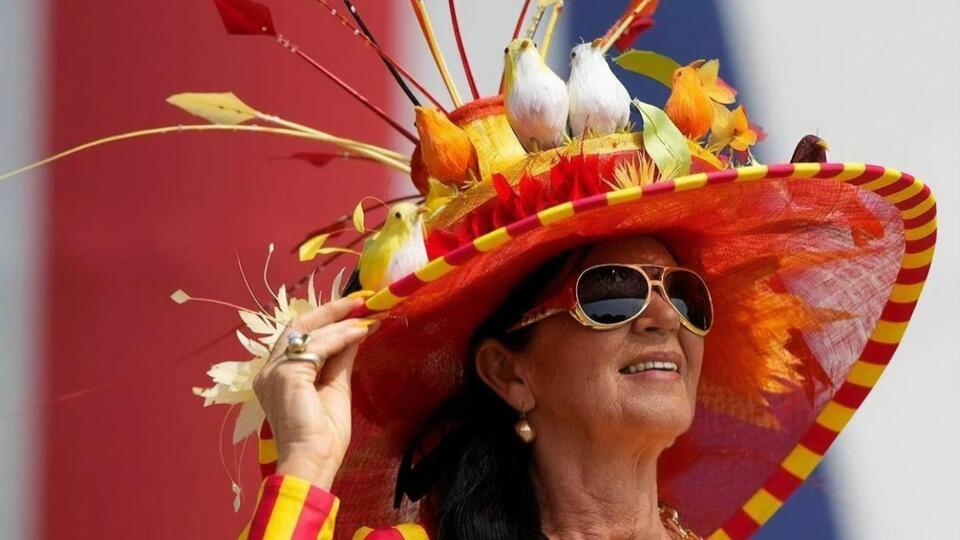 Дресс-код мероприятия обязывает женщин, посетивших скачки, заранее позаботиться о наряде, обязательной частью которого является шляпа