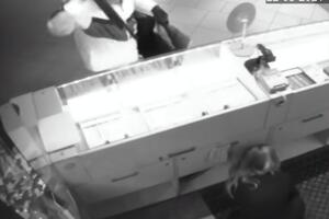 Полиция показала момент ограбления магазина