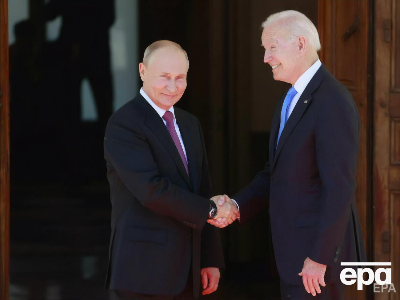 Байден (праворуч) заявив, що Путін (ліворуч) схвильований тим, що Сполучені Штати хочуть "скинути його режим"