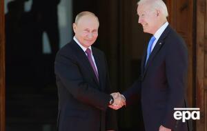 Байден (справа) заявил, что Путин (слева) обеспокоен тем, что Соединенные Штаты хотят "свергнуть его режим"