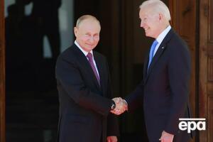 Байден (праворуч) заявив, що Путін (ліворуч) схвильований тим, що Сполучені Штати хочуть "скинути його режим"