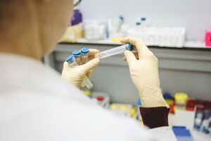 Повідомляють, що цей варіант коронавірусу може бути заразнішим за інші