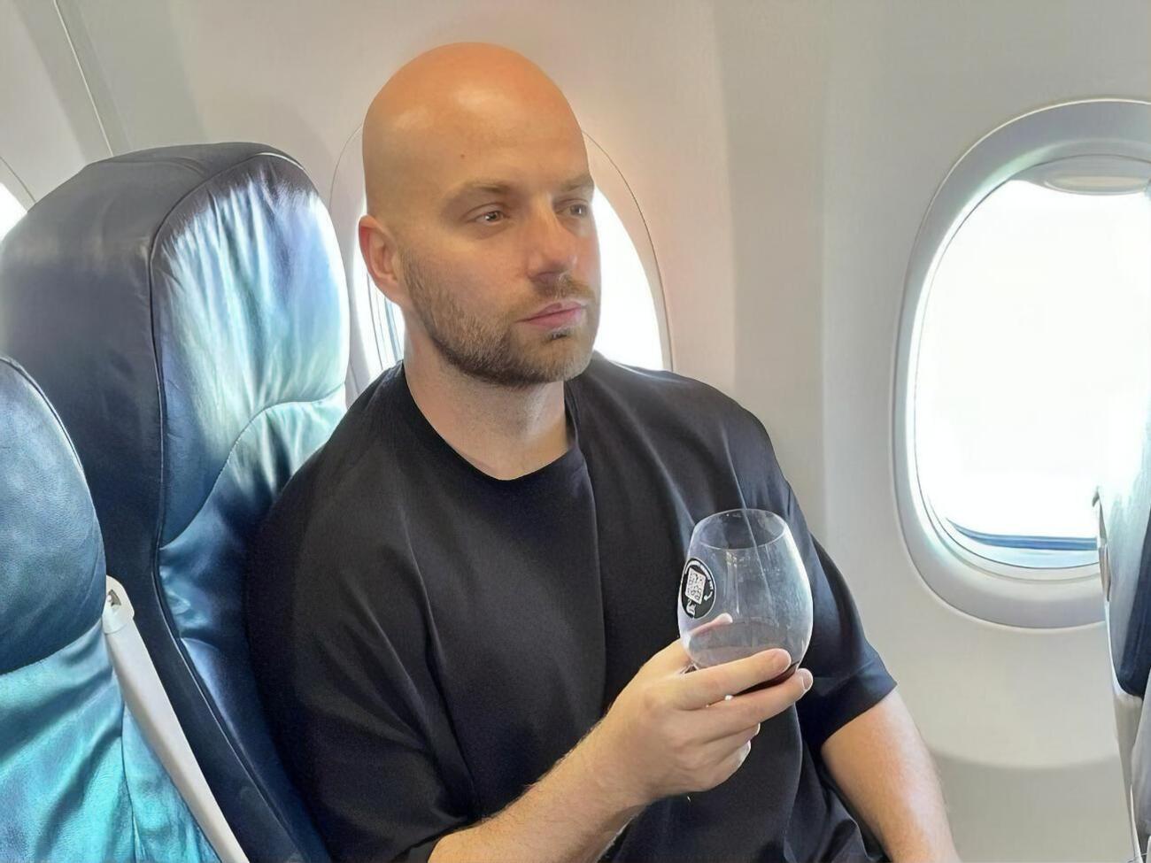 Демин заплатил за перекус в столовой 87 грн