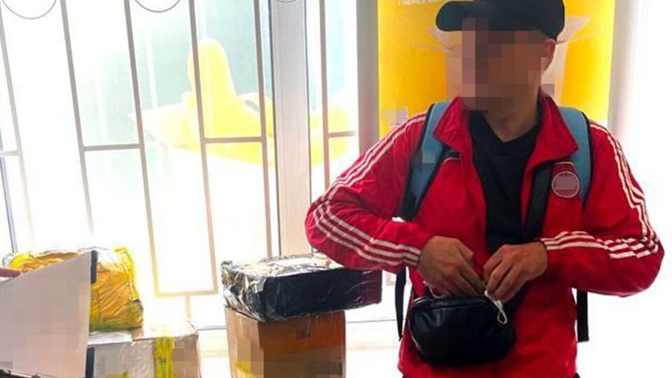 Сотрудники СБУ задержали организатора схемы на попытке незаконного отправления комплектующих за границу