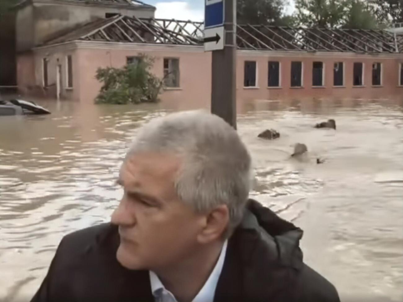 Аксенов утверждает, что спасатели "плавают все утро"