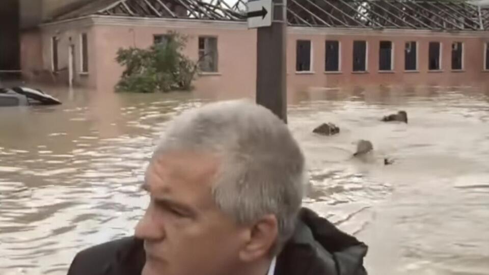 Аксьонов стверджує, що рятувальники "плавають увесь ранок"