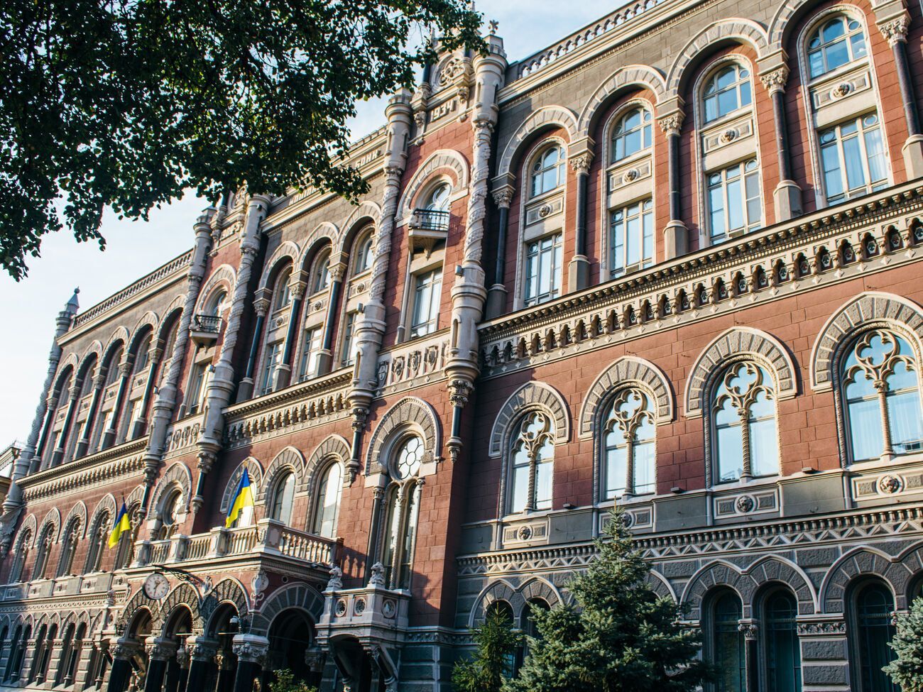 У НБУ заявили, що готові й надалі підвищувати облікову ставку