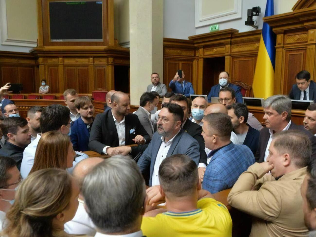 Законопроект принимали напряженно, не обошлось без драки