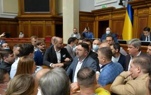 Законопроект принимали напряженно, не обошлось без драки