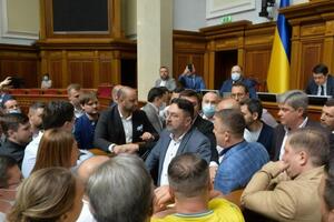 Законопроект принимали напряженно, не обошлось без драки