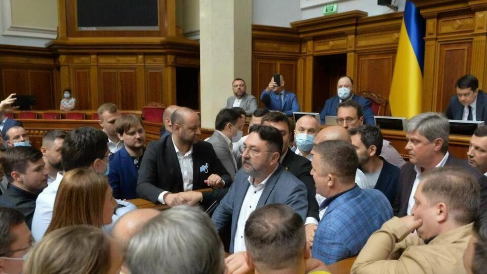 Законопроєкт ухвалювали напружено, не обійшлося без бійки