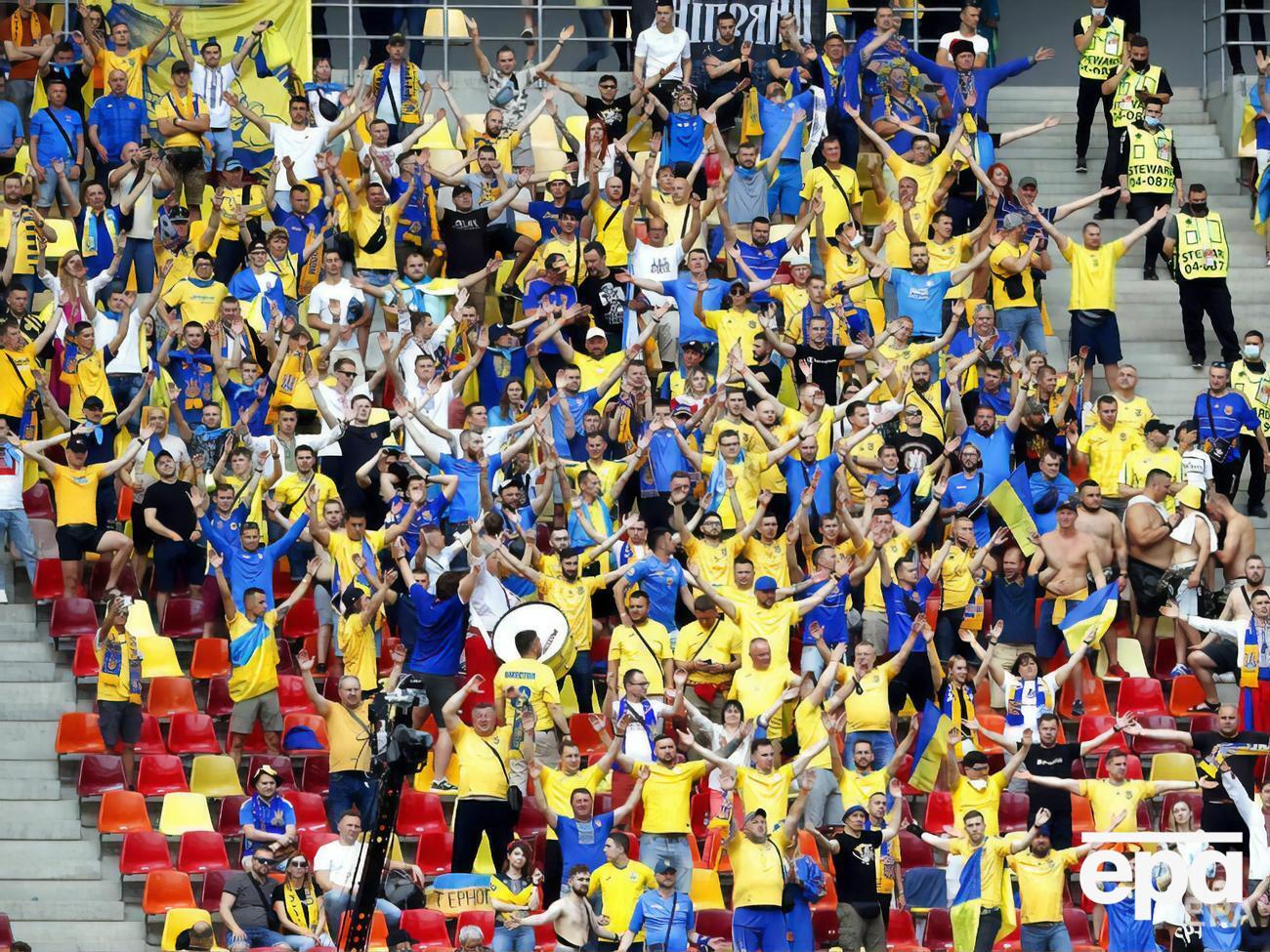 Українські вболівальники в Бухаресті виконали гімн