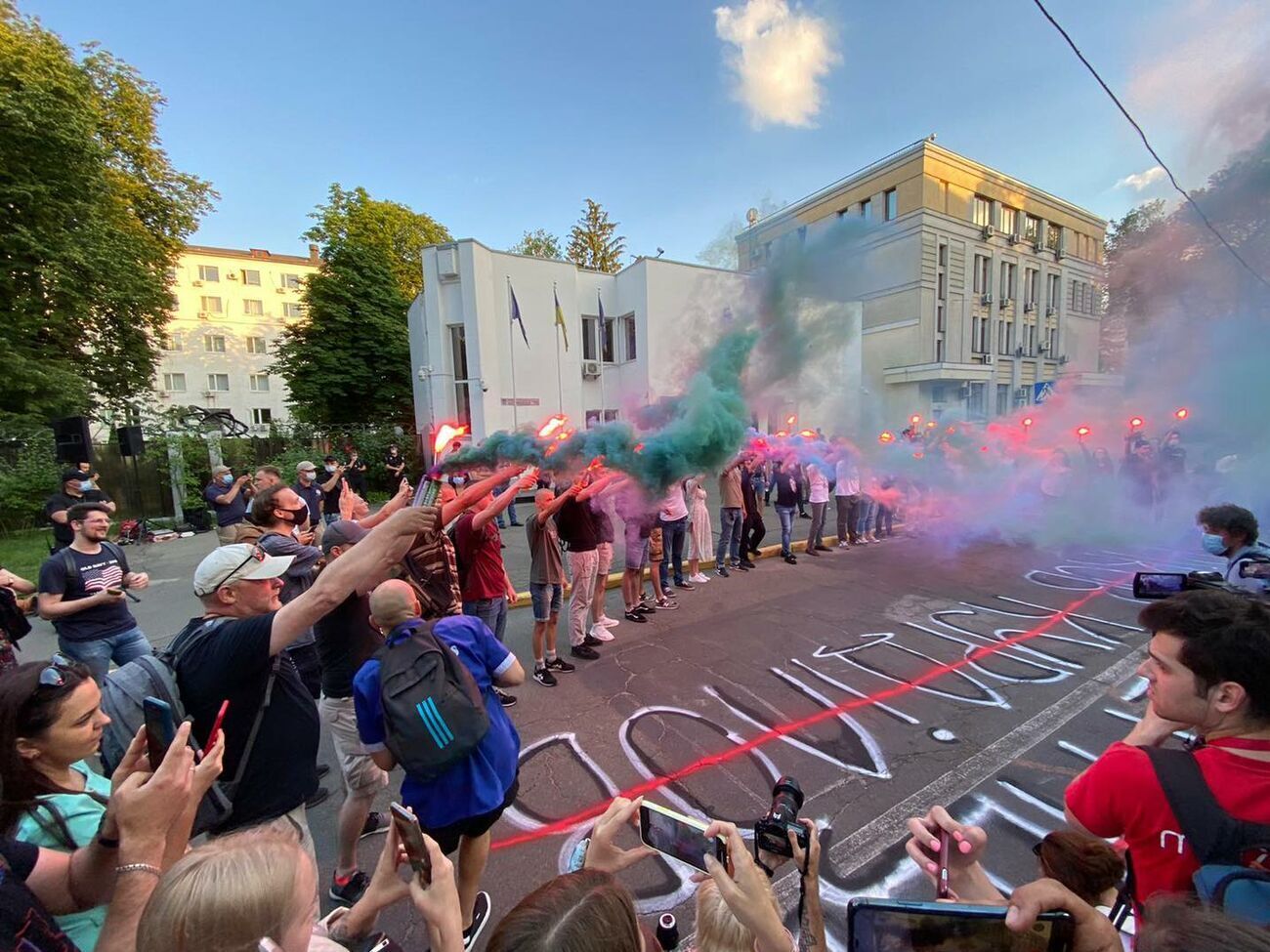 Біля будівлі МВС у день народження Гандзюк палили фаєри і скандували "Аваков &ndash; чорт". Фоторепортаж