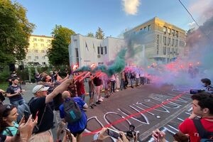 Біля будівлі МВС у день народження Гандзюк палили фаєри і скандували "Аваков – чорт". Фоторепортаж