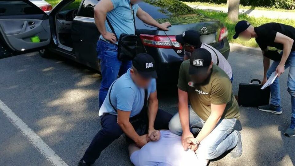 Дізнавача затримали після отримання частини хабаря