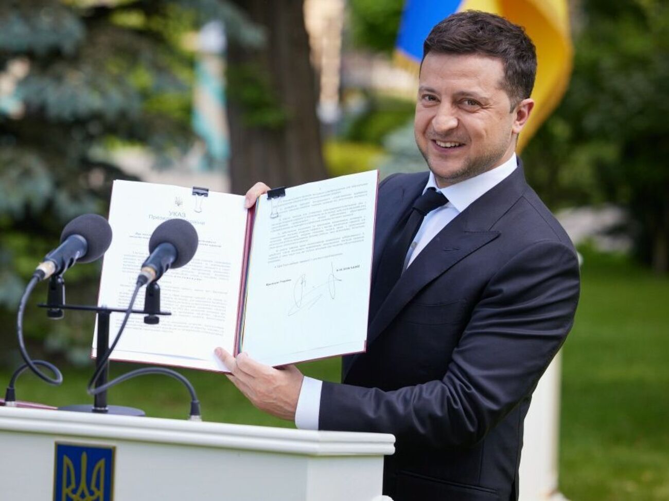 Зеленський публічно підписав указ про підвищення зарплат медикам