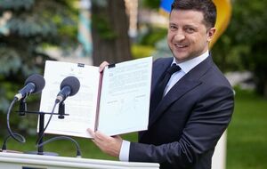 Зеленський публічно підписав указ про підвищення зарплат медикам